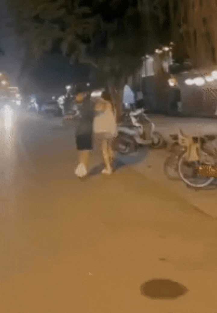 Paparazzi tóm cảnh Phan Văn Đức ôm vợ giám đốc ngay trên phố, một chi tiết lộ con người thật của chàng cầu thủ - Hình 1