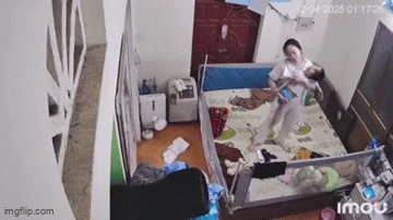 Phóng to clip trong phòng ngủ, cảnh tượng người mẹ ôm con rồi đổ gục xuống giường khiến nhiều người xót xa - Hình 1