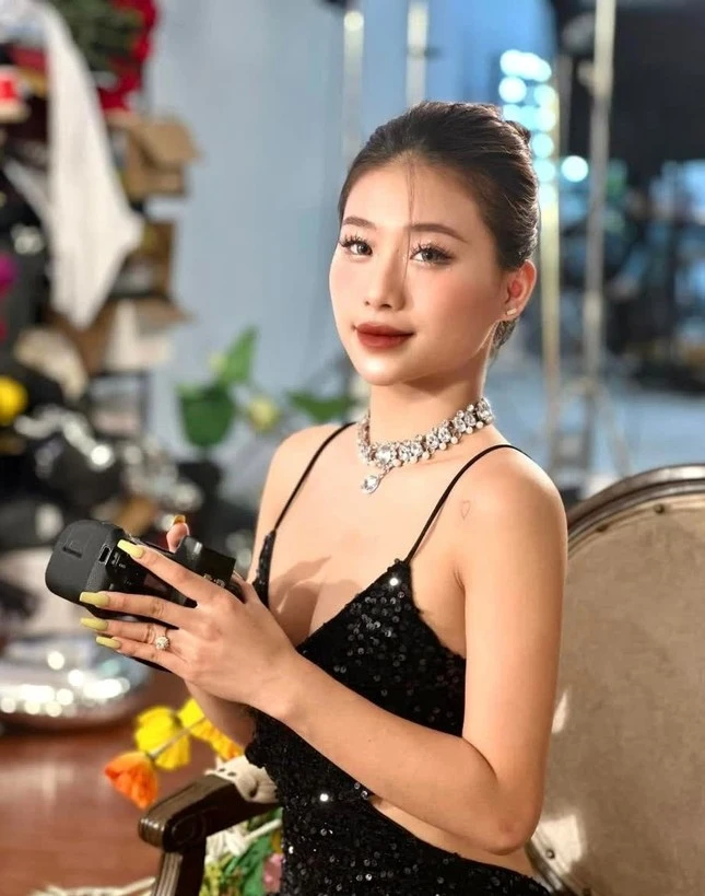 Louis Phạm đi bơi cũng phông bạt, mượn bạn thân 1 món đồ ai cũng ngại dùm? - Hình 3