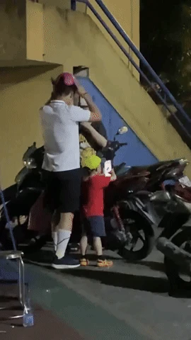 Duy Mạnh và ái nữ cựu chủ tịch CLB Sài Gòn lượn phố bằng xe máy, sở hữu tài sản bạc tỉ vẫn giản dị thế này! - Hình 2