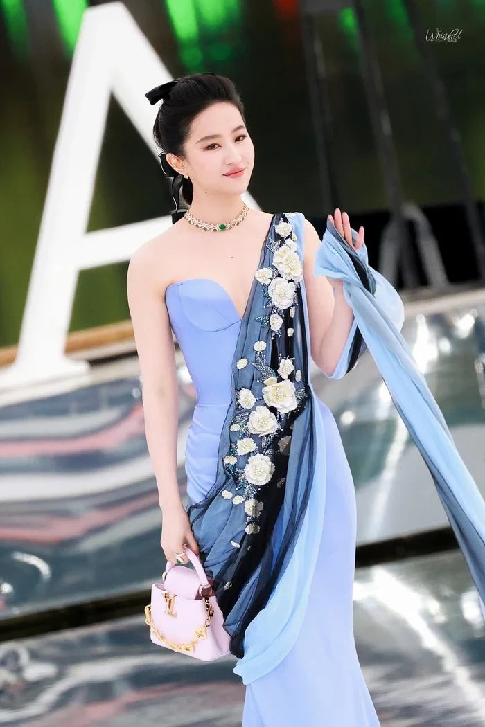 Lưu Diệc Phi bị cam thường chiếu yêu lộ nhan sắc thất vọng vì sống ảo quá đà - Hình 2