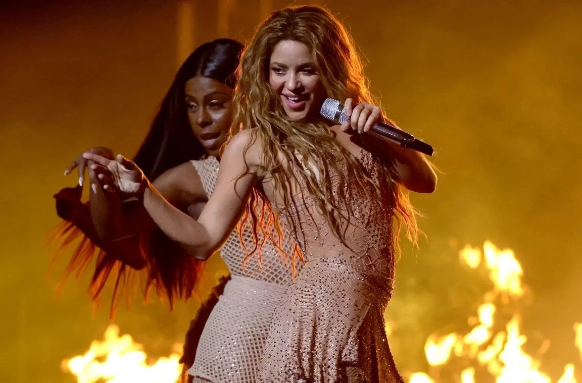Shakira trở thành huyền thoại Mexico, vẫn đau lòng vì người yêu từng phản bội? - Hình 8