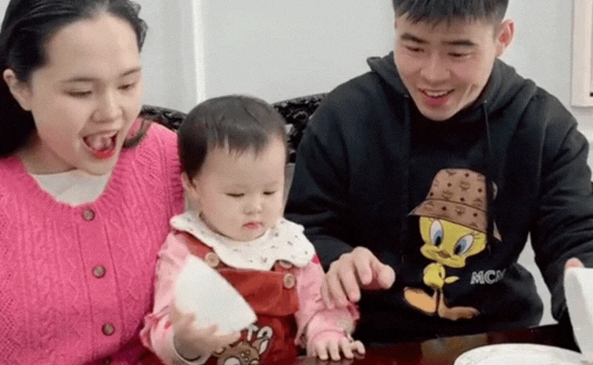 Vợ chồng Duy Mạnh dạy con cực khéo, tiểu thư Quỳnh Anh lộ tính cách thật chỉ qua 1 giây lườm chồng - Hình 2
