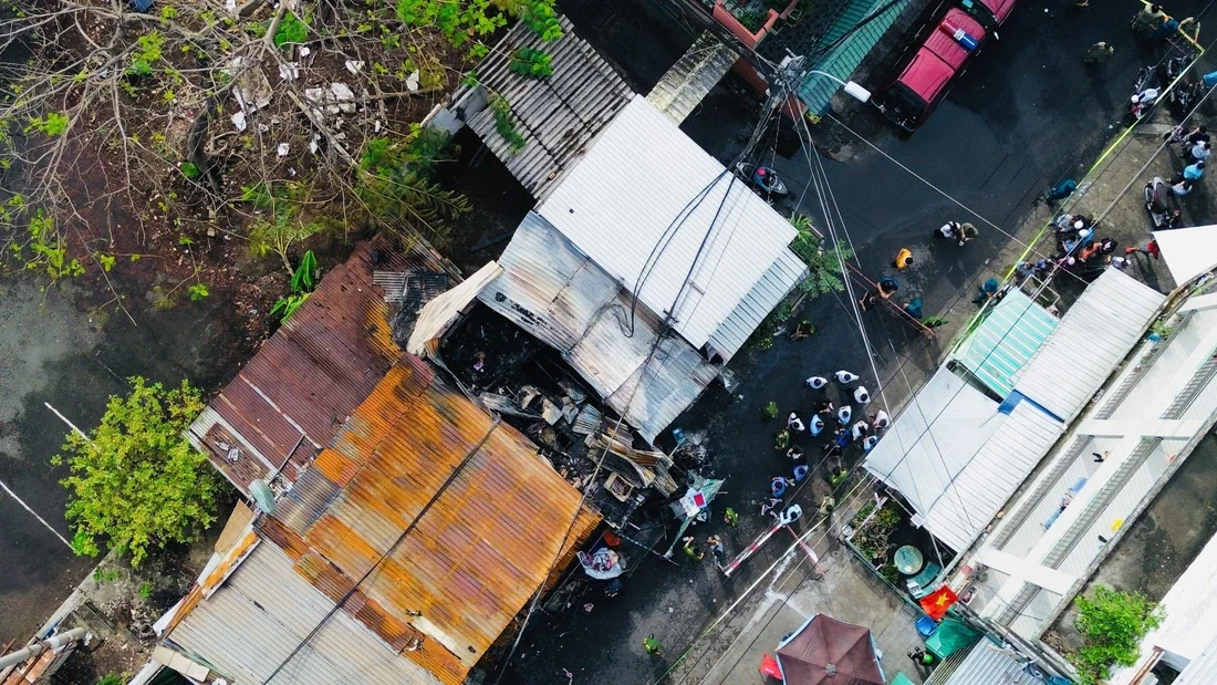 Vụ 3 người mất vì cháy nhà ở Q8: tôn biến dạng, 5 trong số 8 người thoát nạn - Hình 1