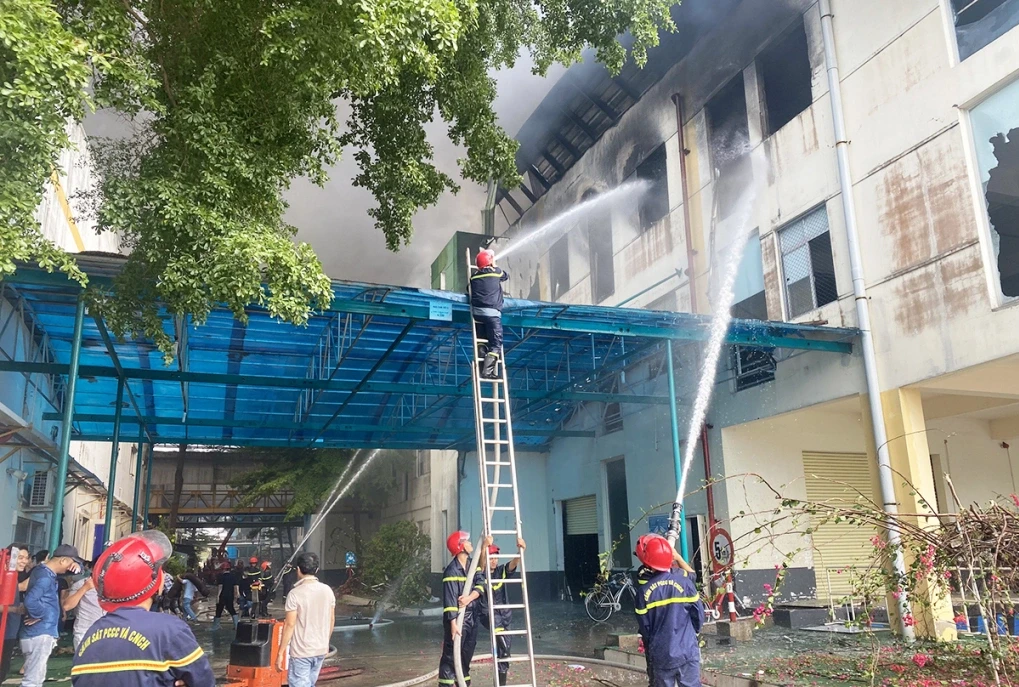 Vụ 3 người mất vì cháy nhà ở Q8: tôn biến dạng, 5 trong số 8 người thoát nạn - Hình 6