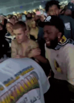Clip 8 giây Justin Bieber lộ hành vi bất thường, đứng không vững tại Coachella 2025 - Hình 1