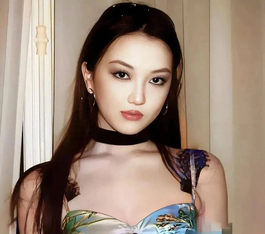 Con gái 18 tuổ.i của thiên hậu Vương Phi gây tranh cãi - Hình 3