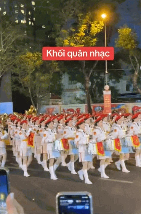 Khối hoa hậu của đoàn diễu binh: Vác kèn nặng gần 20kg, đi 9km giữa trời nắng gắt vẫn xinh như hoa - Hình 2
