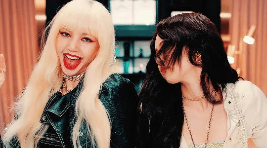 Jennie và Lisa (BLACKPINK): Scandal quỳ rửa chân khởi đầu drama 9 năm nghi đấu đá tranh ngôi nữ hoàng Kpop - Hình 9