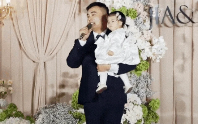 Người đàn ông bế con gái đến hát trong đám cưới của người yêu cũ: Nhiều câu chuyện có thật được hé lộ - Hình 1