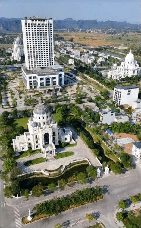 Tòa lâu đài sáng rực cả một vùng ở Ninh Bình tưởng đã đỉnh-nóc-kịch-trần, nào ngờ nhìn sang hàng xóm còn choáng váng hơn! - Hình 14
