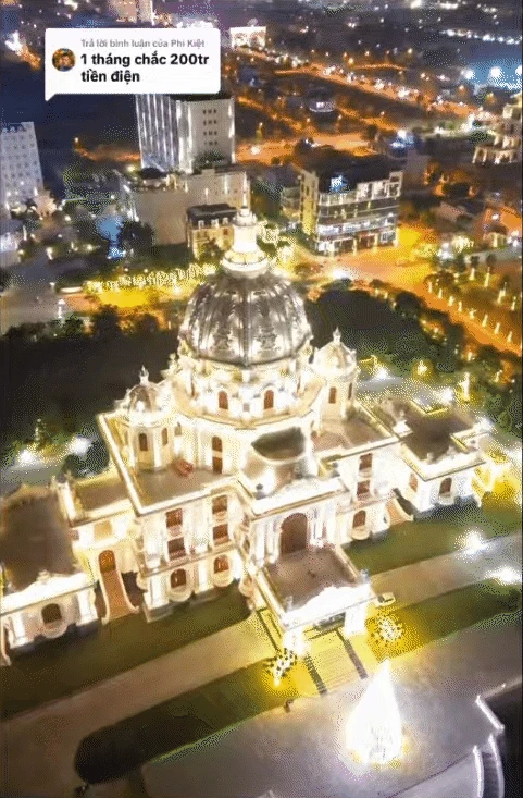 Tòa lâu đài sáng rực cả một vùng ở Ninh Bình tưởng đã đỉnh-nóc-kịch-trần, nào ngờ nhìn sang hàng xóm còn choáng váng hơn! - Hình 1