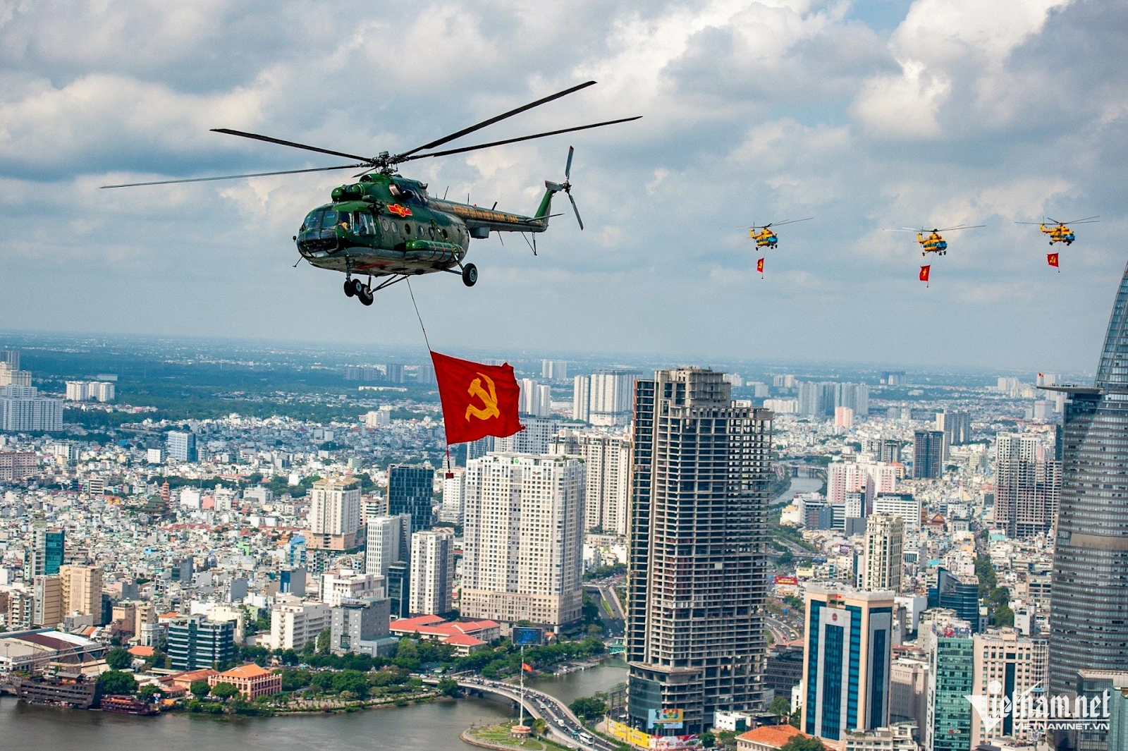 Trực thăng kéo cờ, thanh niên HN chi chục triệu vào TPHCM cắm trại xem diễu binh - Hình 2