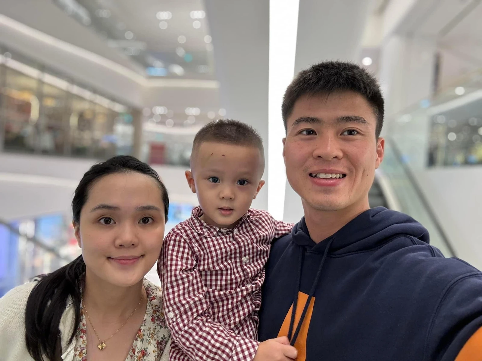 Vợ Duy Mạnh nai lưng nuôi chồng con, cậu ấm chất vấn bố 1 câu về mẹ gây bất ngờ? - Hình 1