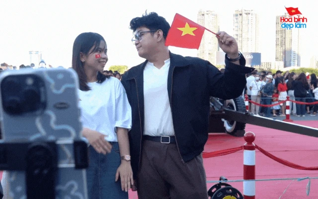 Các couple chụp ảnh cưới ở Dinh Độc Lập, Bến Bạch Đằng đúng dịp 30/4: Chúng mình muốn flex với con cháu - Hình 2