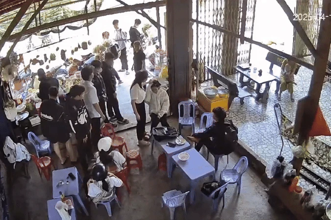 Nữ sinh túm tóc, đánh bạn ngã ngửa tại quán ăn - Hình 1