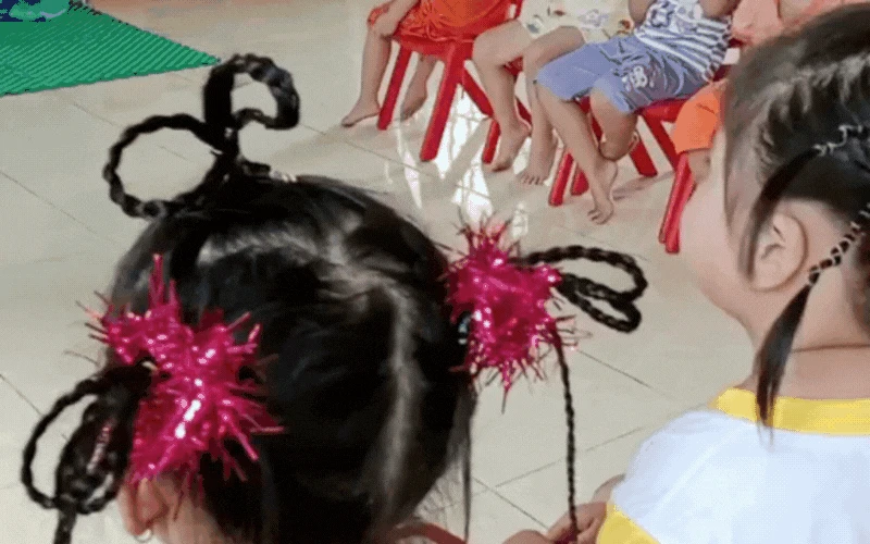 Vài triệu mẹ bỉm hóng cô giáo mầm non biến cả lớp thành sàn trình diễn kiểu tóc độc lạ, không ngày nào trùng - Hình 2