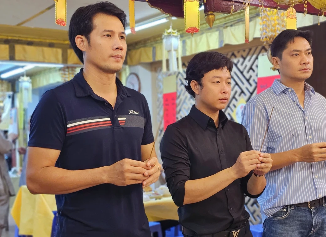 Cúng 49 ngày Quý Bình: Mẹ ruột uất nghẹn, vợ tung tâm thư, hứa nhà chồng 1 điều - Hình 3