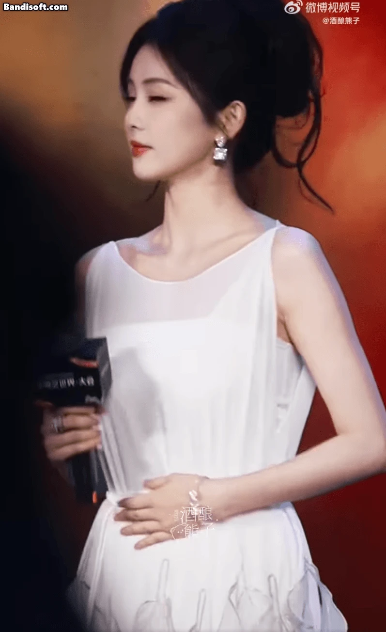 Nữ thần váy trắng Trung Quốc diện phụ kiện hơn 2 tỷ đồng gâ.y số.c: Càng ngày càng đẹp, nhan sắc song hành cùng khí chất - Hình 5