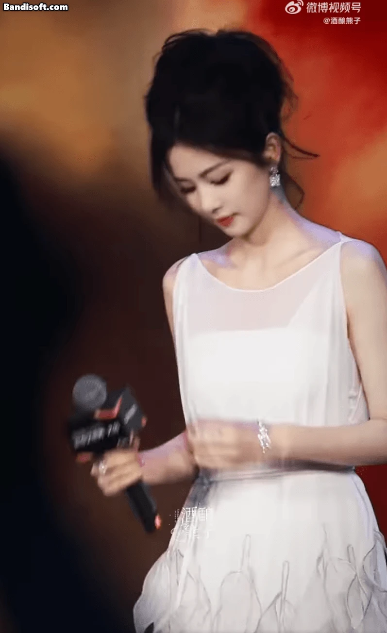 Nữ thần váy trắng Trung Quốc diện phụ kiện hơn 2 tỷ đồng gâ.y số.c: Càng ngày càng đẹp, nhan sắc song hành cùng khí chất - Hình 4