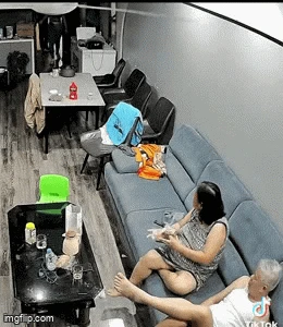Thấy con dâu về, mẹ chồng giấu vội gói bánh trên bàn, chối không ăn: Đoạn camera viral khắp MXH - Hình 1