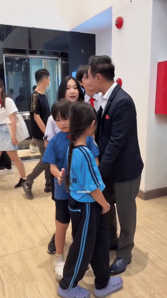 Hành động đặc biệt gây chú ý của các con Lý Hải tại sự kiện của bố, netizen cảm thán: Tinh tế quá đi - Hình 1