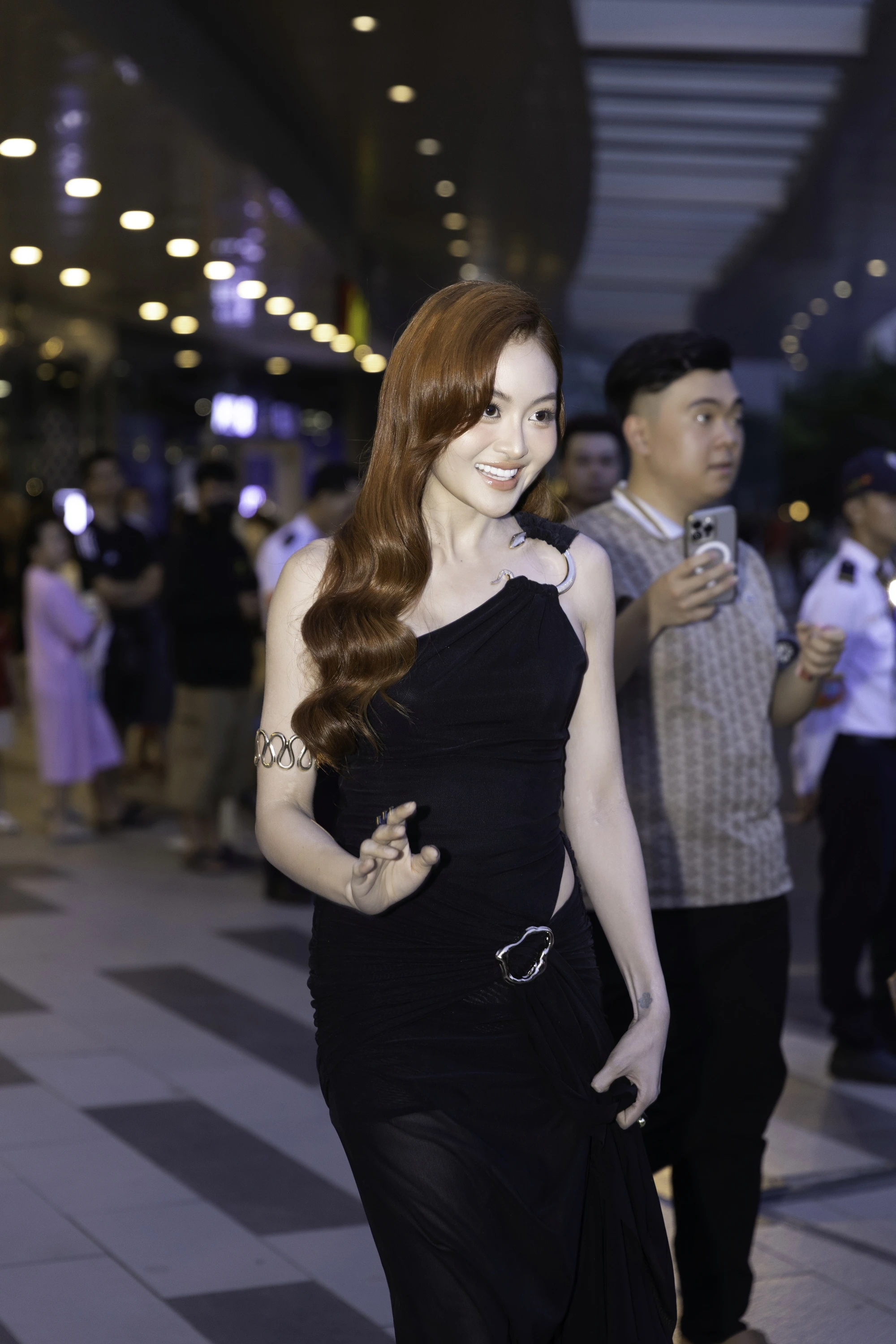 Thảm đỏ hot nhất hôm nay: Mẹ 4 con Minh Hà vẫn đẹp như thiếu nữ, mỹ nhân 17 tuổi thua Hoa hậu mỗi cái vương miện - Hình 10