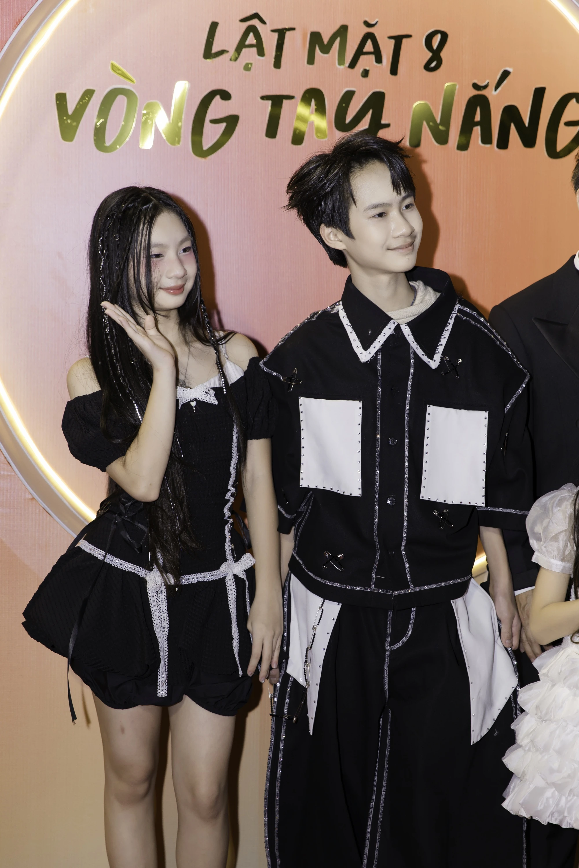 Thảm đỏ hot nhất hôm nay: Mẹ 4 con Minh Hà vẫn đẹp như thiếu nữ, mỹ nhân 17 tuổi thua Hoa hậu mỗi cái vương miện - Hình 4