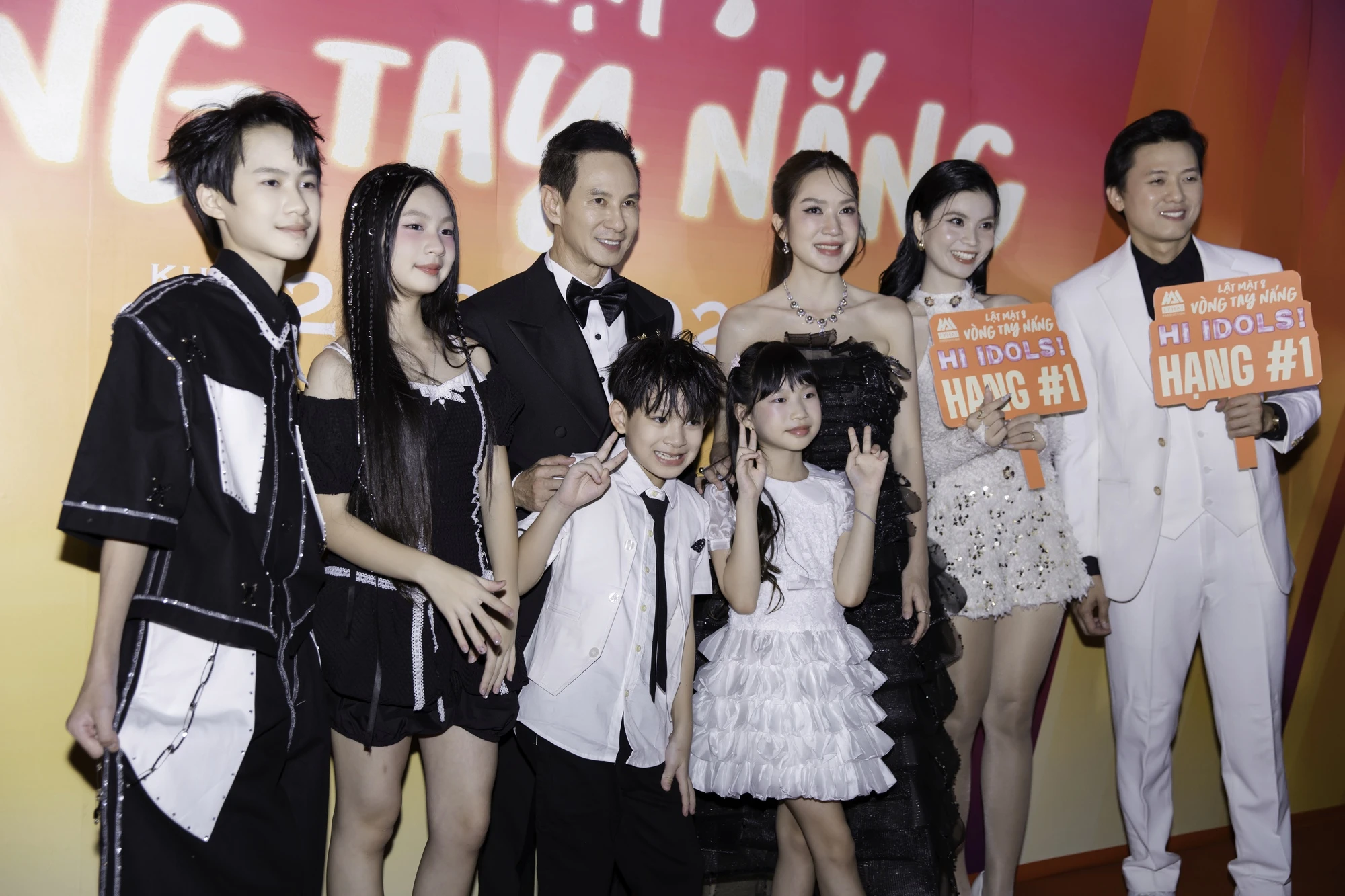 Thảm đỏ hot nhất hôm nay: Mẹ 4 con Minh Hà vẫn đẹp như thiếu nữ, mỹ nhân 17 tuổi thua Hoa hậu mỗi cái vương miện - Hình 1