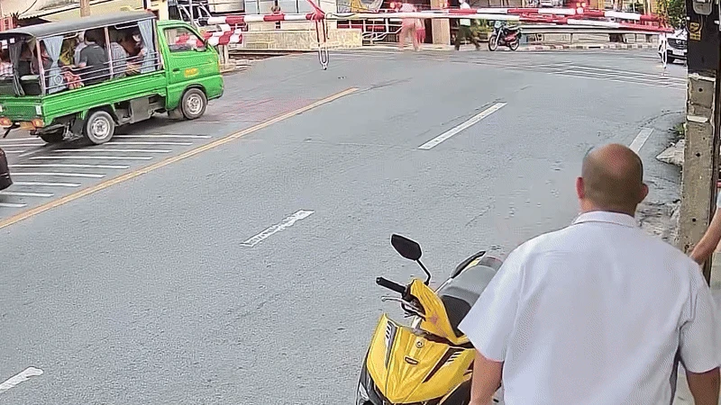 Cố vượt qua rào chắn tàu hỏa, người đàn ông khiến vợ gặp họa, camera an ninh ghi lại cảnh đáng sợ - Hình 3