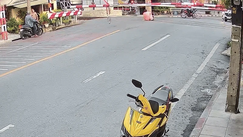 Cố vượt qua rào chắn tàu hỏa, người đàn ông khiến vợ gặp họa, camera an ninh ghi lại cảnh đáng sợ - Hình 2