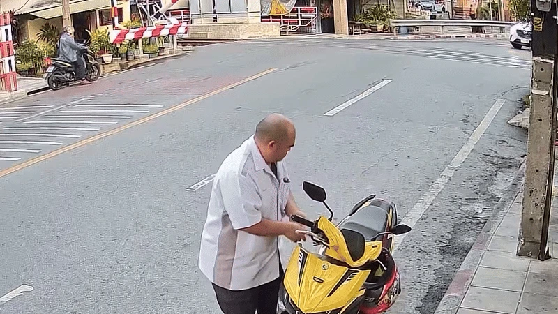 Cố vượt qua rào chắn tàu hỏa, người đàn ông khiến vợ gặp họa, camera an ninh ghi lại cảnh đáng sợ - Hình 1