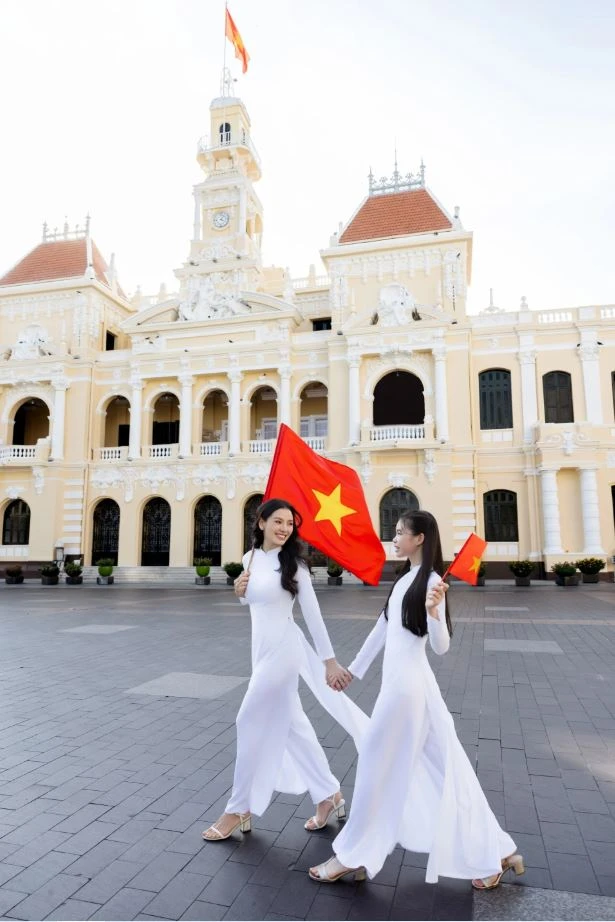 Con trai Hòa Minzy vẫy cờ Tổ quốc chiếm sóng MXH, mẹ ruột nói câu thuyết phục - Hình 7