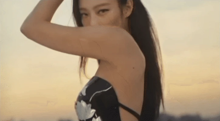 Jennie ôm khư khư người đàn ông, fan tá hỏa khi biết một sự thật - Hình 3