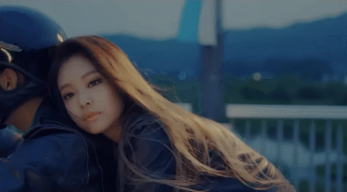 Jennie ôm khư khư người đàn ông, fan tá hỏa khi biết một sự thật - Hình 6
