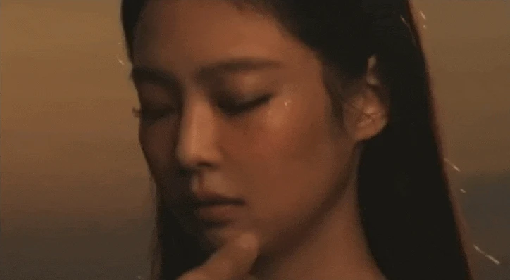 Jennie siết chặt đàn ông lạ, mất 2 tháng lộ bí mật sau lớp áo khiến fan hết hồn? - Hình 1