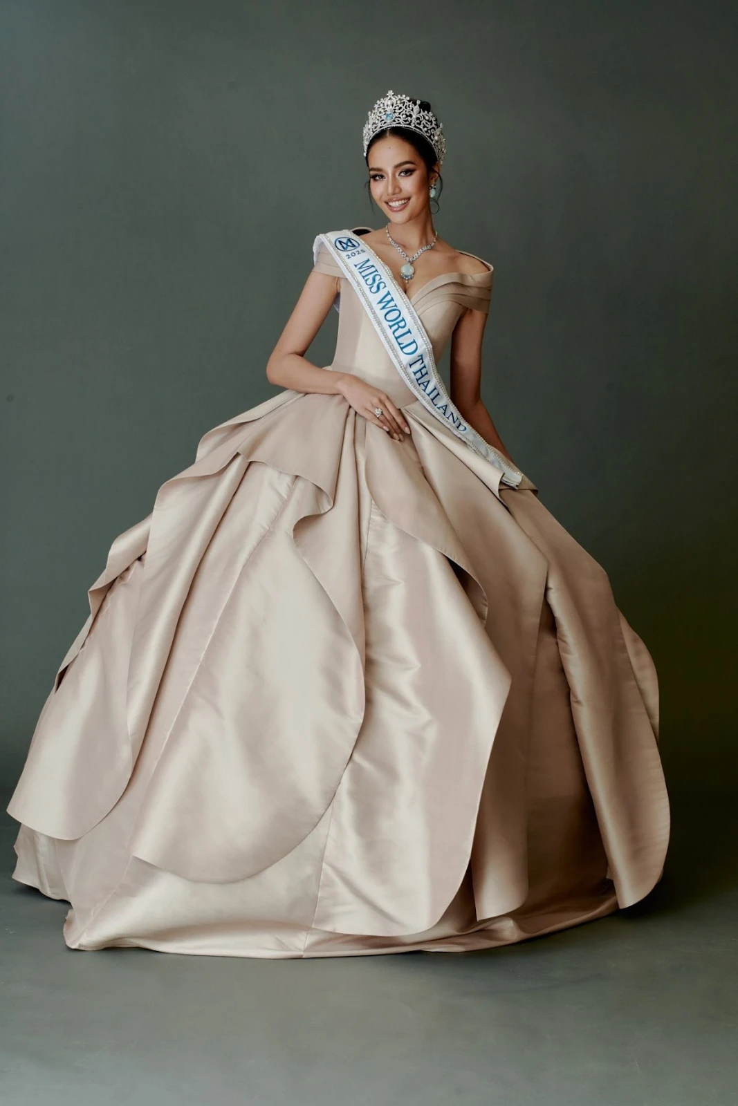 Miss World 2025: 1 bóng hồng mất vé, chơi tất tay với hàng xóm, Ý Nhi hớn hở - Hình 5