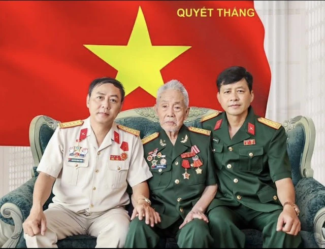 Chi Pu nổ profile 3 đời dịp 30/4, fan đủ wow vì quá ngầu, toàn QN hàm đại tá - Hình 2