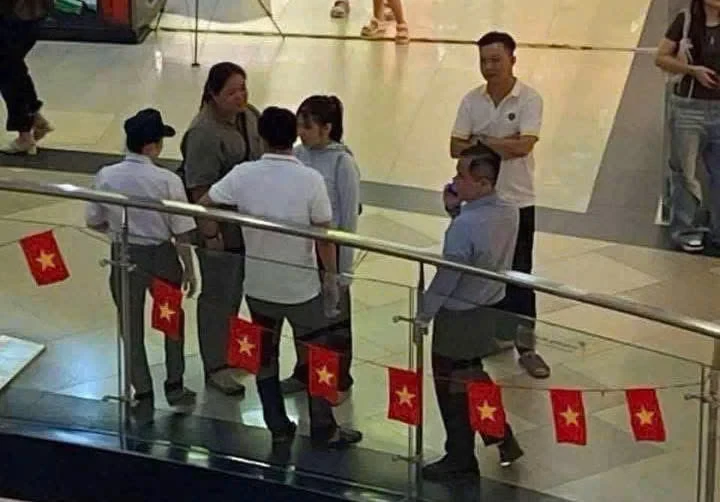Cô gái đến Vạn Hạnh Mall tính làm vụ thứ 4, bị bảo vệ cản, lộ thế lực đằng sau! - Hình 1