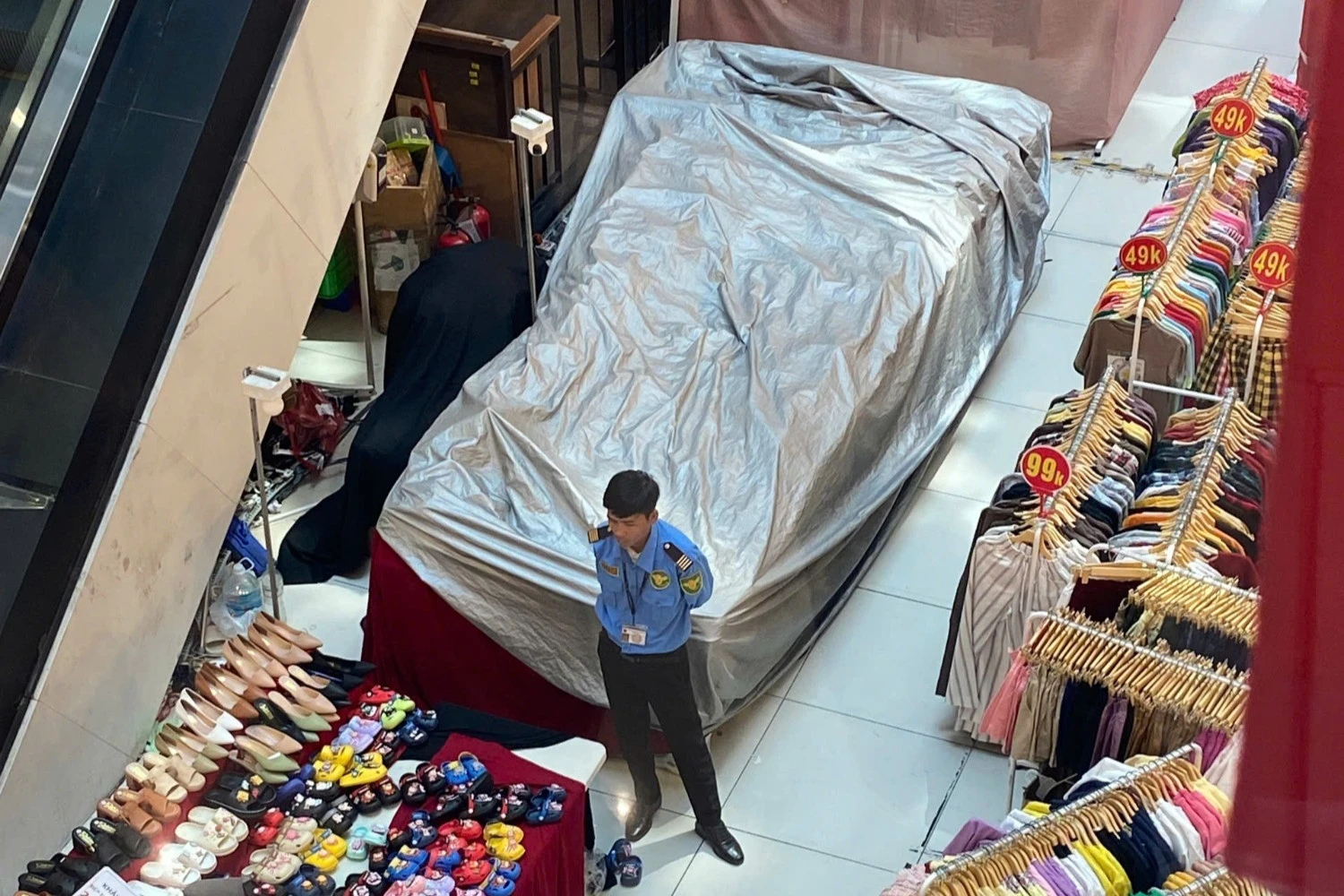 Cô gái đến Vạn Hạnh Mall tính làm vụ thứ 4, bị bảo vệ cản, lộ thế lực đằng sau! - Hình 5