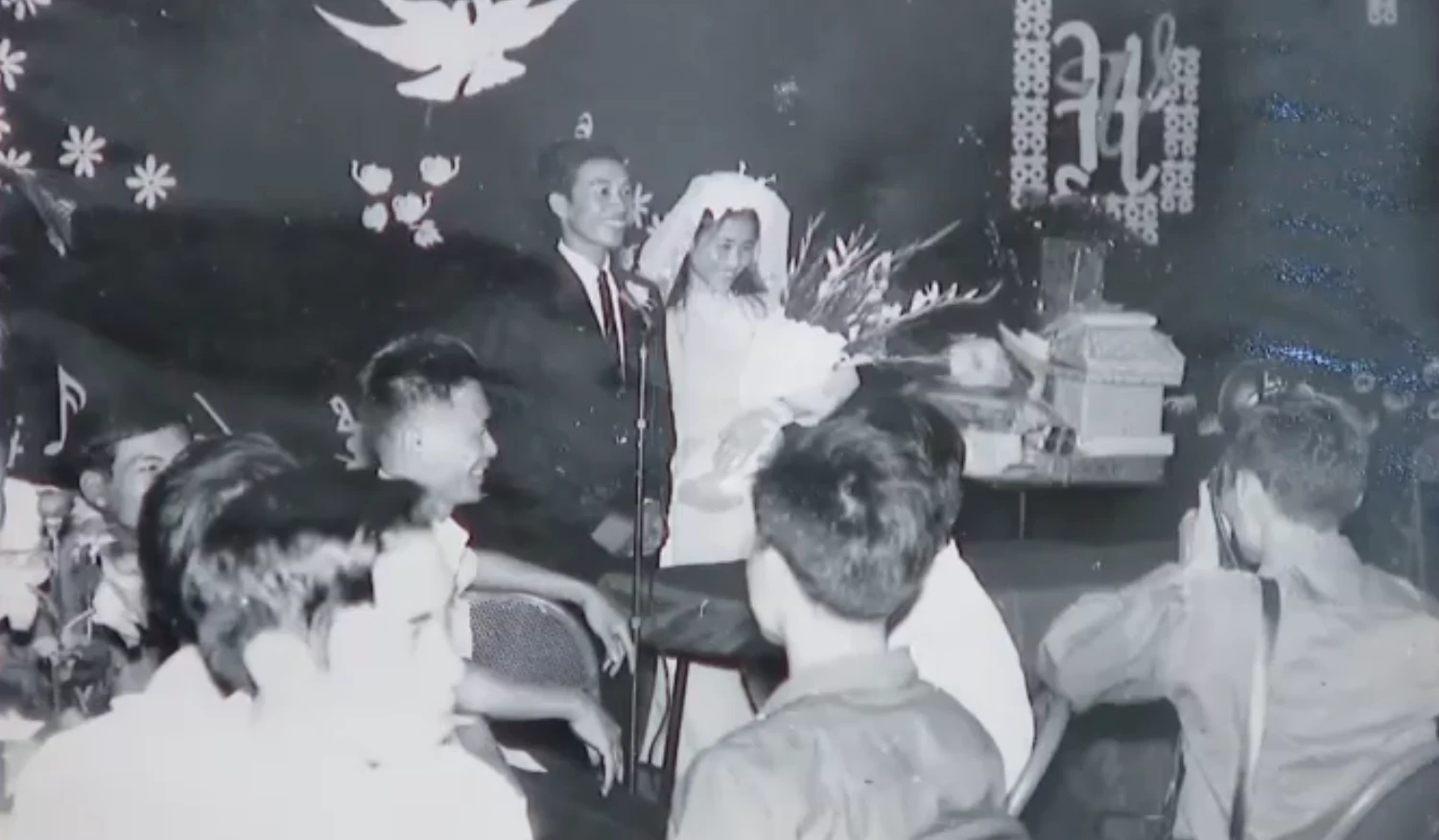 Độc lạ đám cưới 1975: cựu QN định tình bằng dụng cụ làm nông, kết bất ngờ - Hình 4
