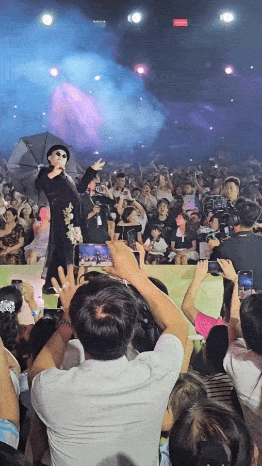 Khi full team Bắc Bling diễn tại Bắc Ninh: Hoà Minzy hóa tiên nữ, hô hào cả ekip bà con và dàn TikToker mở hội làng ngay trên sân khấu! - Hình 1