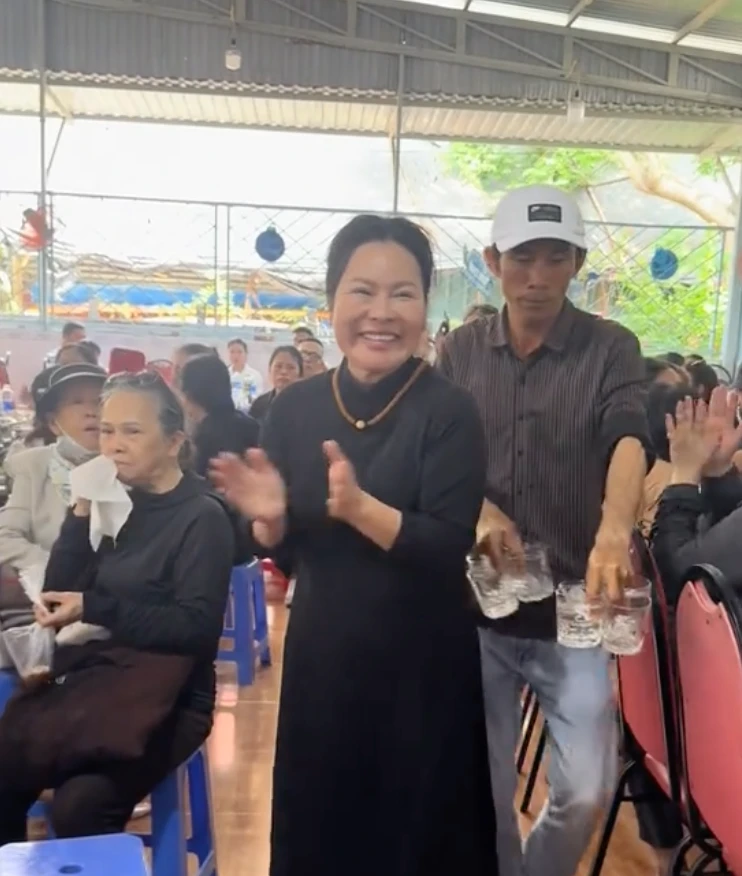 Vợ bị mẹ nuôi Quý Bình chặn họng, thái độ cười đùa hậu thuỷ táng chồng tranh cãi - Hình 6