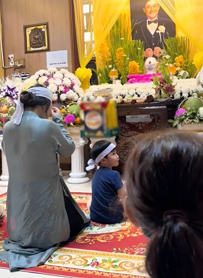 Vân Trang cho con Qúy Bình đồ chơi , vợ cố DV dạy con đáp 1 câu lộ thái độ? - Hình 5