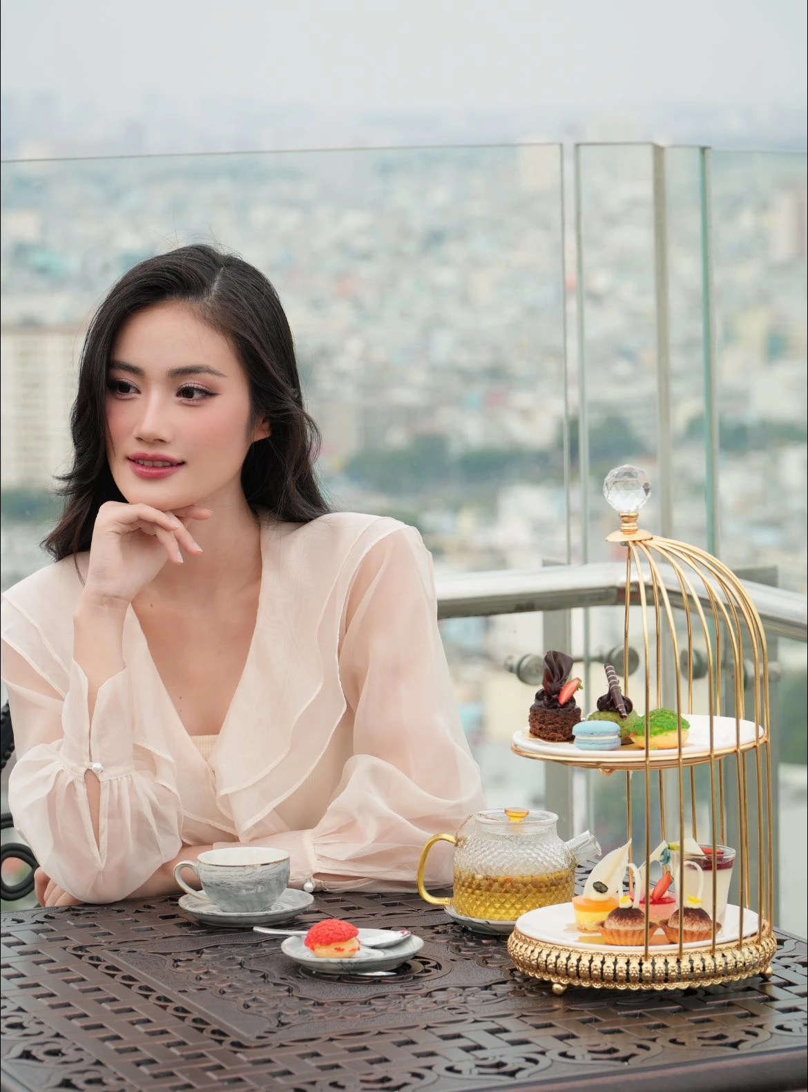 Ý Nhi cao tay, lễ phép chào hỏi người từng đòi tước vương miện, fan phấn khích - Hình 8