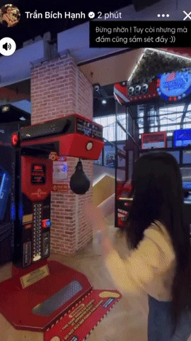 Lộ video Văn Thanh nắm tay gái xinh trên phố, hotgirl hiền dịu khác hẳn lúc tung cú đấm sấm sét khiến netizen rén ngang - Hình 2