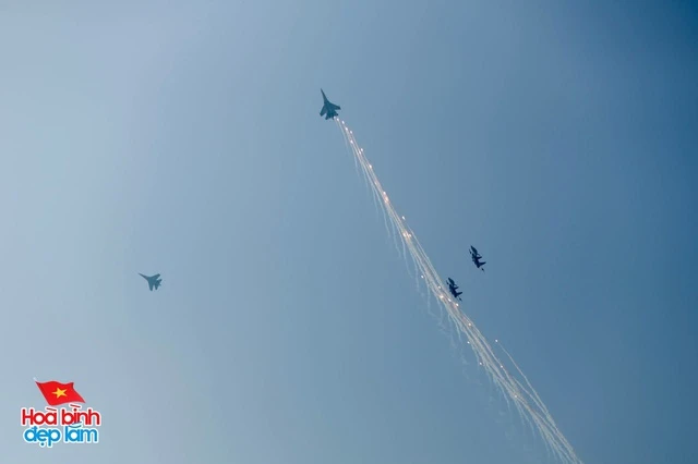 Đại tá lái Su-30MK2 nhào lộn: bắt cận visual phong độ, nhận cuộc gọi nóng - Hình 1