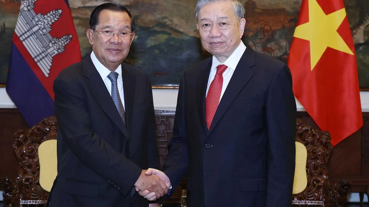 Diễu binh 30/4: Chiếm sóng truyền thông thế giới, chồng cũ Hằng Du Mục gâ.y số.c - Hình 3