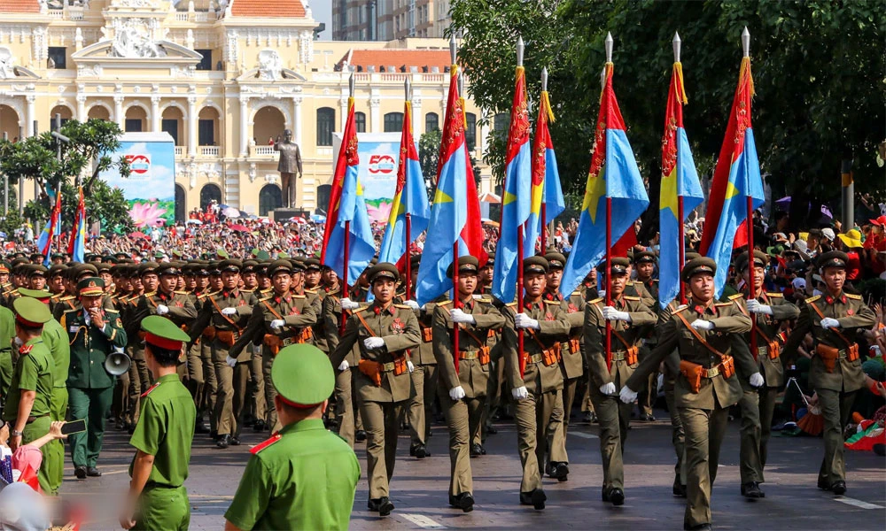 Diễu binh 30/4: Chiếm sóng truyền thông thế giới, chồng cũ Hằng Du Mục gâ.y số.c - Hình 5