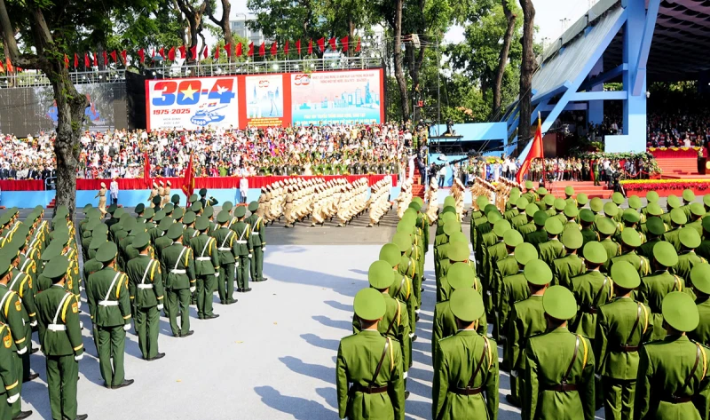 Diễu binh 30/4: Chiếm sóng truyền thông thế giới, chồng cũ Hằng Du Mục gâ.y số.c - Hình 1